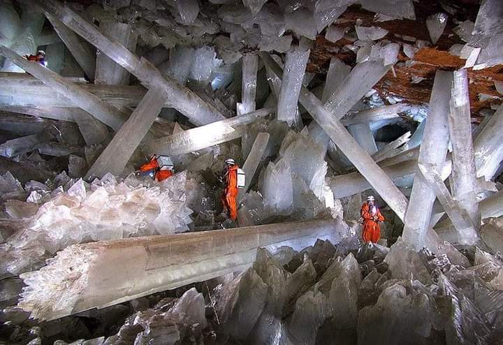 Crystal giants beneath Mexico
